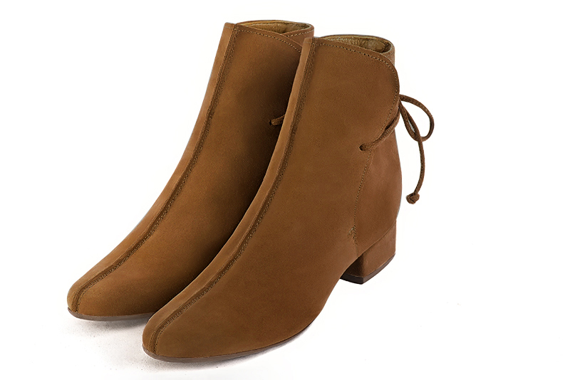 Caramel brown women's ankle boots with laces at the back. Round toe. Low block heels. Front view - Florence KOOIJMAN
